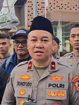 Polri dan Jurnalis Bagikan 1.500 Takjil kepada Masyarakat di Sekitar Mabes Polri