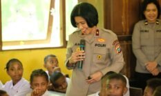 Dalam Rangka Hari Kartini, Polwan Polda Papua Barat Bagikan Tas Untuk Anak Sekolah