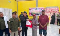 Satbrimob Polda Papua Barat dan Yayasan Peduli Kasih Bagikan Ratusan Paket Sembako di HUT Ke-81 RI