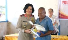 Bakti Sosial Hari Jadi Polwan ke-78, Polda Papua Barat Salurkan 200 Paket Sembako kepada Warga Kampung Aipiri Susweni